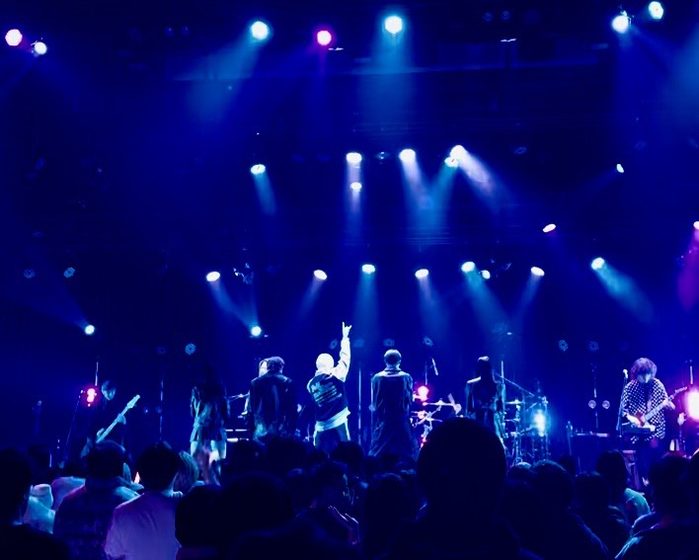 ライブハウスのステージ全景